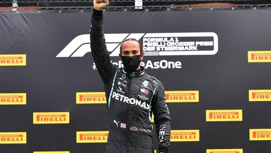 Il pugno alzato di Hamilton sul podio di Zeltweg. Afp