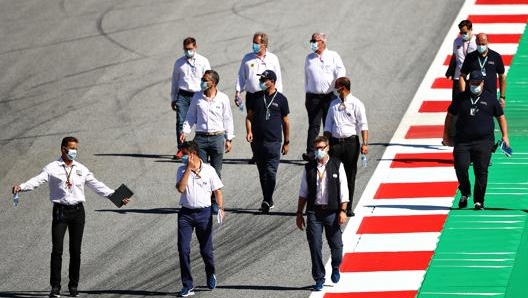 Lo staff della Fia durante l’ispezione del circuito di Zelweg GETTY IMAGES