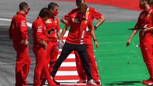 Sebastian Vettel studia i cordoli di Zeltweg. Afp