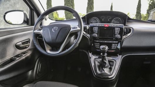 Labitacolo della Lancia Ypsilon Hybrid EcoChic con cambio manuale 6 rapporti