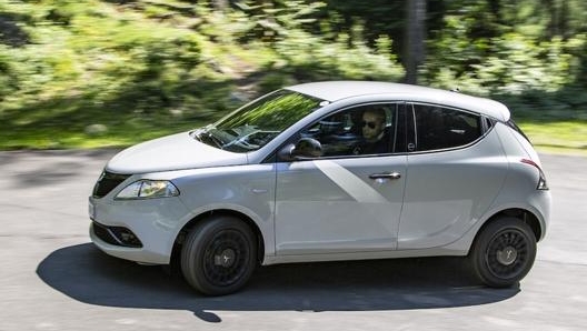 Copricerchi e calotte retrovisori in colorazione nera su Lancia Ypsilon Hybrid EcoChic