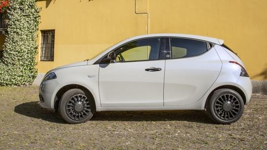 Lancia Ypsilon ibrida misura 3,8 metri in lunghezza, 1,6 in larghezza e 1,5 in altezza