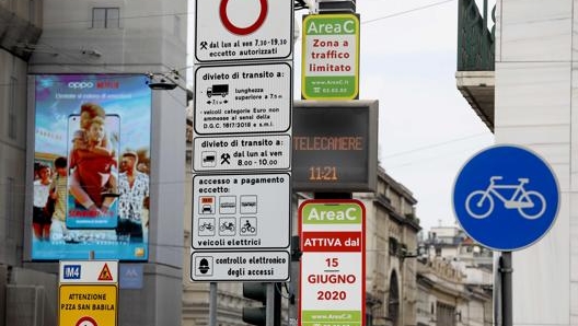 Un varco dell’Area C milanese. Ansa