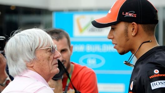 Bernie Ecclestone, 89 anni, con un giovane Lewis Hamilton nel 2012. Afp