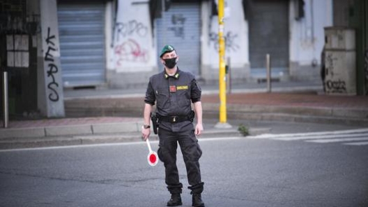 Un militare della guardia di finanza a un posto di controllo. Ansa