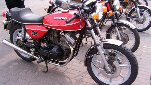 Il V-Twin ad aste e bilancieri aveva debuttato nel 1973 con la Morini 350