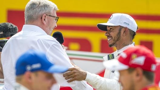 Lewis Hamilton (a des) con Ross Brawn. Epa