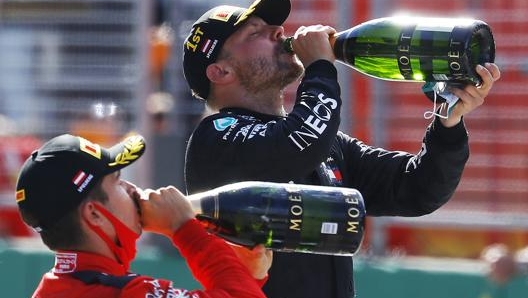 Charles Leclerc e Valtteri Bottas brindano sul podio dell’Austria. Getty