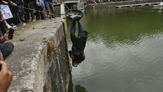 La statua di Edward Colston scaraventata nel fiume Avon, ieri a Bristol. AP