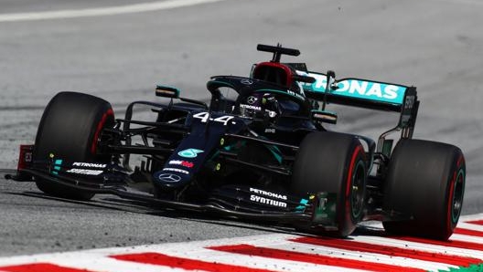 La Mercedes di Hamilton sui cordoli domenica a Zeltweg. Getty