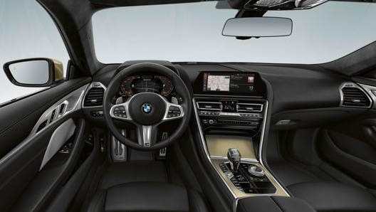 Materiali in alluminio con rilessi dorati sulla console centrale della Bmw Serie 8 Golden Thunder