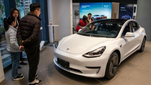 Una Tesla Model 3 in un concessionario di Shanghai. Epa