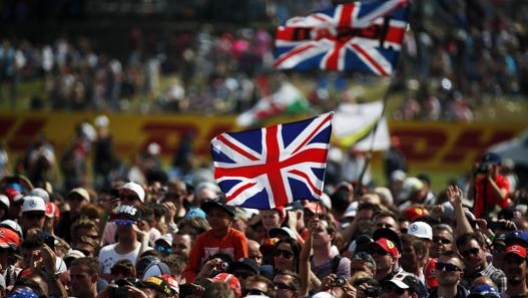 Invasione di tifosi in pista a Silverstone.