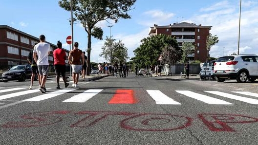 Una striscia pedonale pitturata di rosso per ricordare una giovane vittima della strada a Roma. Ansa