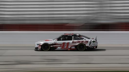 La Nascar in azione all'Atlanta Motor Speedway deserto. LaPresse