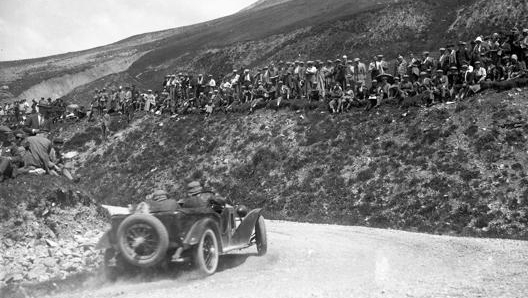 Le chiamavano strade bianche perché, non essendo asfaltate, al passaggio delle auto si alzavano nuvole di polvere