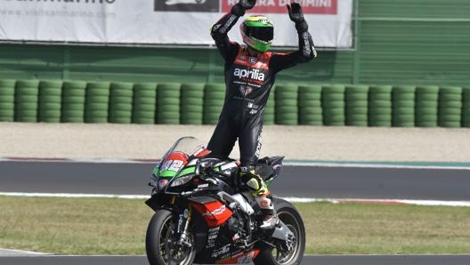 I festeggiamenti di Lorenzo Savadori nel giro di rientro