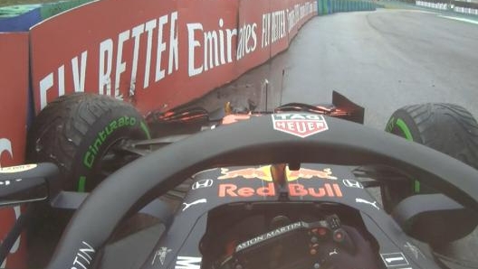 Max Verstappen ha sbattuto contro le barriere nel giro di allineamento