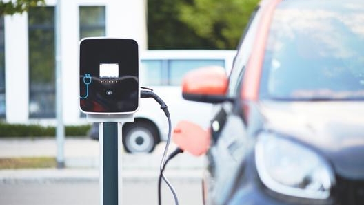 Tra incentivi statali e promozioni delle case, il prezzo delle auto elettriche può calare di molto