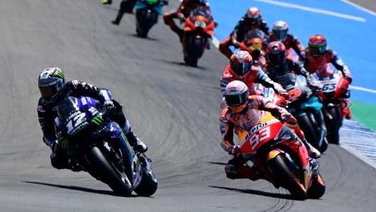 Le prime fasi del GP di Jerez con Vinales davanti a Marquez. Afp