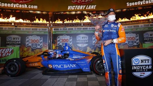 Vittoria e premiazione con mascherina per Scott Dixon. Afp