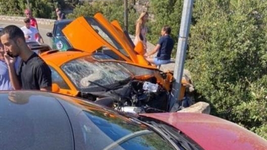 La McLaren Senna di Sdrian Sutil accartocciata contro il palo