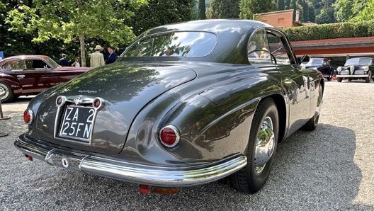 La coda spiovente e i due fanali tondi della Alfa Romeo 6C 2500 SS “Villa d’Este”. Masperi