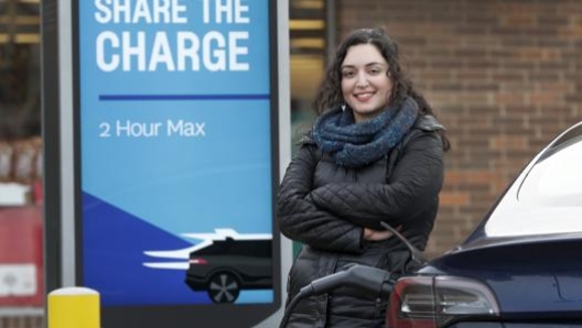 Un parcheggio dedicato alle macchine elettriche. Ap