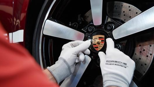 Sulla 992 Targa 4S Heritage Design Edition per esempio sono stati utilizzati diversi stilemi antichi, tra cui la versione del logo del 1963