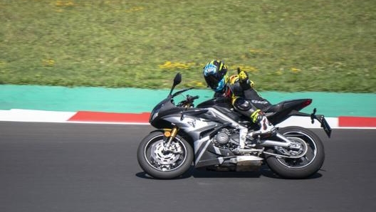 La livrea è ispirata alla Union Jack del prototipo di sviluppo del motore Moto2