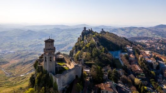 Veduta panoramica sulla prima e la seconda torre del centro storico. @VisitSanMarino