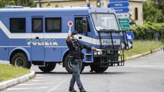 Oltre ai due arresti, sono state denunciate altre dieci persone