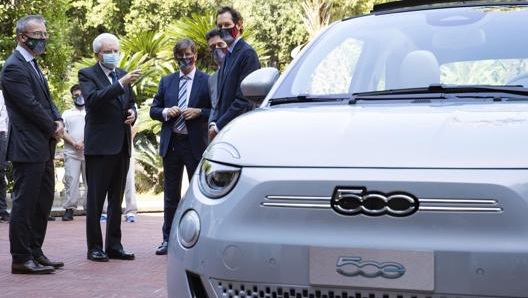 La Fiat 500 elettrica presentata al presidente della Repubblica Sergio Mattarella. Ansa