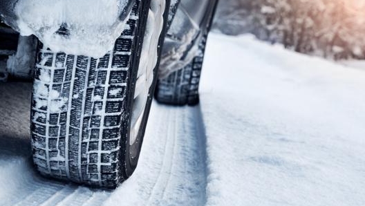 In alcuni casi ben definiti è possibile circolare con gomme invernali anche d’estate