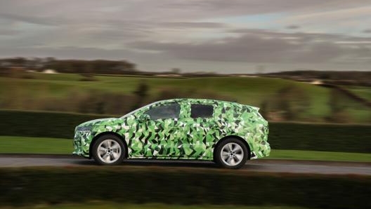 Un’immagine della Skoda Enyaq iV camuffata durante i test di pre-produzione. Più corta della Octavia, avrà un abitacolo simile alla Kodiaq