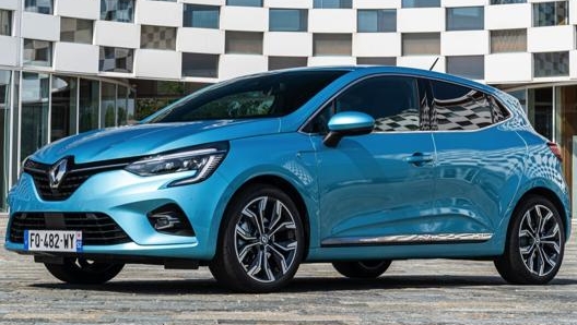 Renault Clio, l’auto straniera più venduta in Italia, ora è anche full hybrid