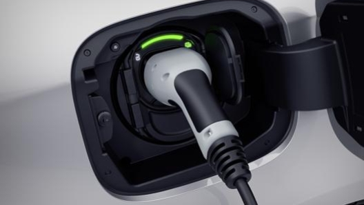 La presa elettrica per la ricarica della batteria da 15,6 kW/h, sul lato destro della vettura