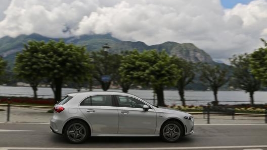 I cerchi in lega Amg Line da 18 pollici caratterizzano l’allestimento Premium della Classe A ibrida