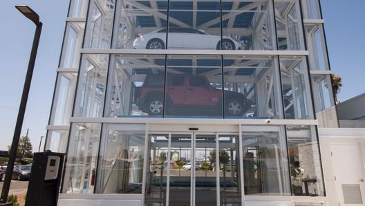 Un’esposizione di auto usate presso un rivenditore Carvana in California. Afp