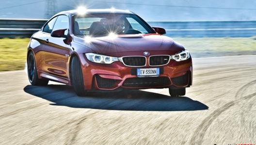 Un traverso controllato con la M4 in pista