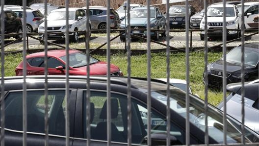 Un venditore di auto usate a Roma. Ansa