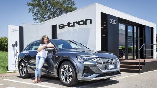 Federica Brignone accanto al Suv elettrico Audi e-tron