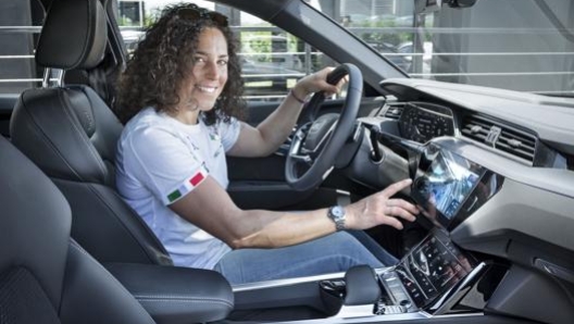 Federica mostra gli interni lussuosi e tecnologici del Suv e-tron