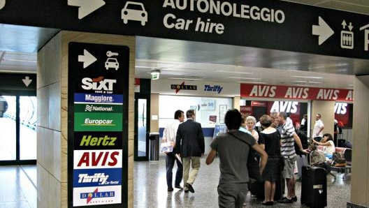 La zona dell’autonoleggio in un aeroporto