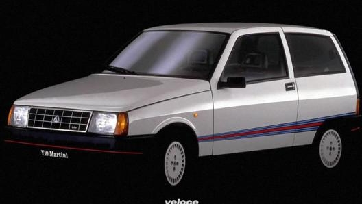 La Y10 in versione Martini con motore turbo  richiama la Lancia Delta integrale ufficiale  da gara