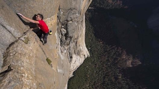 Alex Honnold, climber americano classe 1985, durante l’ascesa a El Capitan immortalata in “Free Solo”. Afp