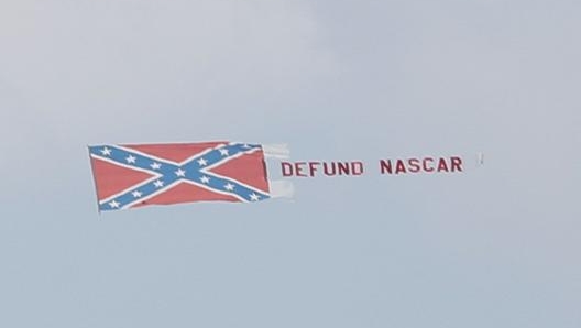 La bandiera confederata trascinata da un aereo sul circuito di Talladega. AP