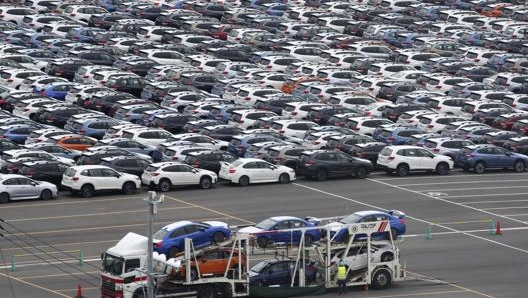 Un deposito di auto al porto di Kawasaki vicino Tokyo. Ap