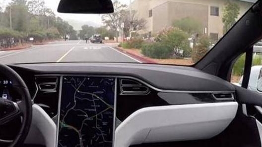 Fermo immagine di un test Autopilot di Tesla