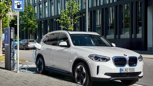 La Bmw iX3 ha un motore da 286 Cv e 460 km di autonomia